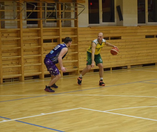 KK „Žiežmariai“ atstovas Rokas Janickas (su kamuoliu geltoni marškinėliai) buvo naudingiausias savo komandos žaidėjas. 
