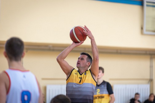46-erių metų Elektrėnų krepšinio mohikanas Marius Radvilas (atakuoja krepšį) yra vienas naudingiausių  ,,Centauras" žaidėjų ,,Vienybės" lygoje. 