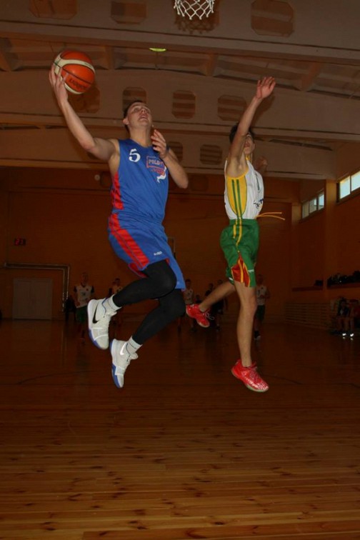 Krepšį atakuoja rezultatyviausiais ir naudingiausias ,,Palomenė-Žemkausta"žaidėjas Lukas Mikalauskas. 