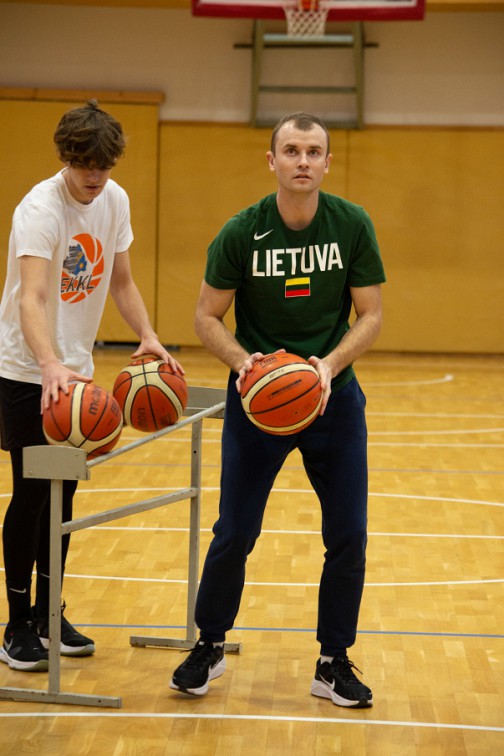 Komandos ,,Žiežmariai" žaidėjas Arvydas Pūras (su kamuoliu ) buvo rezultatyviausias savo komandos ir rungtynių žaidėjas. 