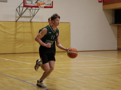 ,,Fotokos" krepšininkas Tomas Šalna (su kamuoliu) pelnęs net 53  taškus buvo rezultatyviausias EKKL krepšininkas pirmąją ,,Vienybės" lygos savaitę. 
