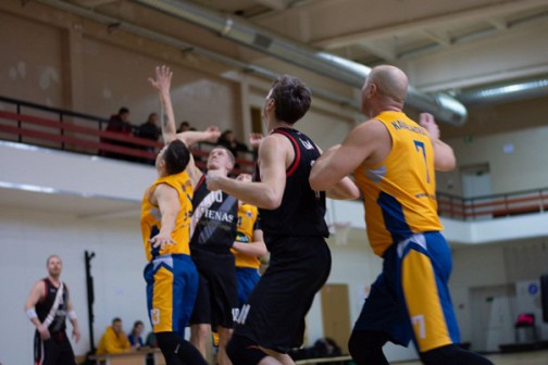 ,,Žiedo" krepšininkai (juodi marškinėliai) atstovaus Elektrėnų regioną ,,Vienybės" taurės finale. 