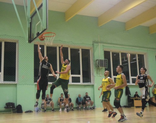 Vis geresnę formą demonstruojantis Lukas Aleksiūnas (atakuoja krepšį)  buvo rezultatyviausias savo komandos krepšininkas. 