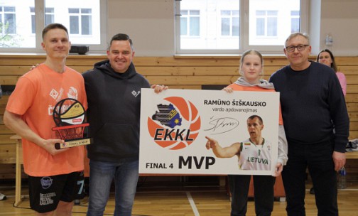 Eimantas Aukštikalnis (nuotraukoje pirmas iš kairės) iš Kaišiadorių mero Šarūno Čėsnos (antras iš kairės)  gavo  Ramūno Šiškausko vardo finalo ketverto naudingiausio žaidėjo prizą. 