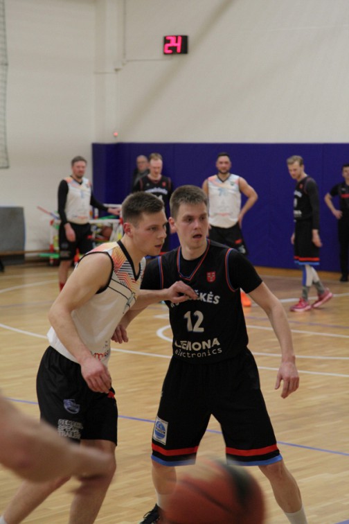 Nugalėtojų komandos žaidėjo Tomo Brazinsko (nuotraukoje balti marškinėliai) ir Tado Grigaliūno (nuotraukoje tamsūs marškinėliai nr. 12) tiesioginė dvikova baigėsi Tomo komandos pergale. 