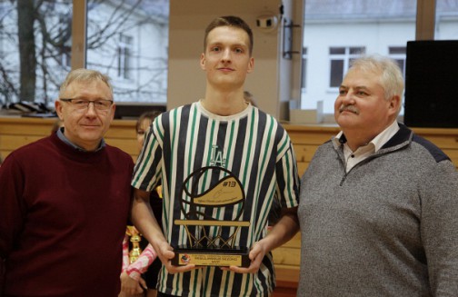 „TPA“ atstovas Ignas Mikulis (viduryje) tapo naudingiausiu reguliaraus sezono žaidėju. 